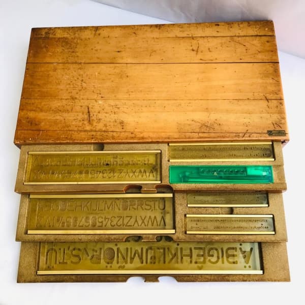 ZUMSTEIN ZURICH, Normógrafo, Caixa Estojo em Madeira contendo Diversas Réguas / Compasso p/ Desenhos, bom estado apesar das marcas de manuseio e do tempo, segue no estado, conforme apresentado nas fotos; caixa aprox. 43,5 x 23 x 7,5cm / peso 3kg — ZUMSTEIN ZURICH