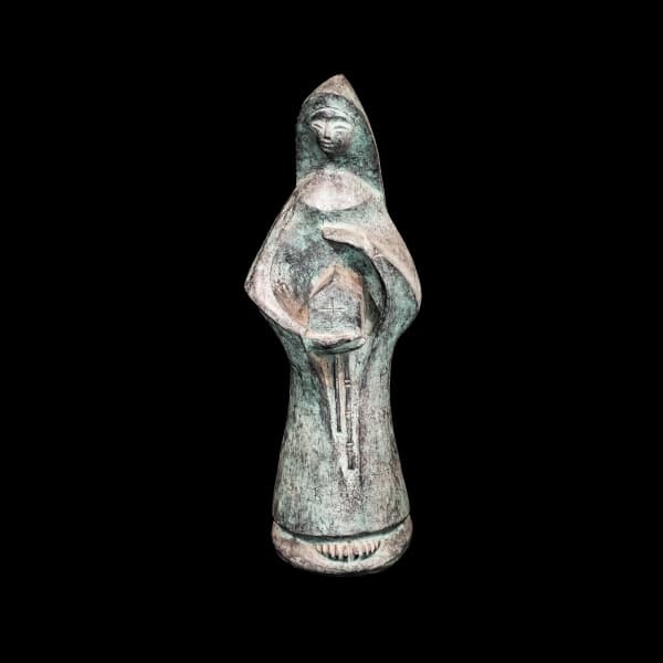 FRANCISCO PEDRO (Tutóia, PI, séc. XX) "Santa Bárbara", escultura de terracota patinada medindo 13 cm por 11 cm e 27,5 cm de altura. Peça assinada na base e numerada "II/IIII". — FRANCISCO PEDRO