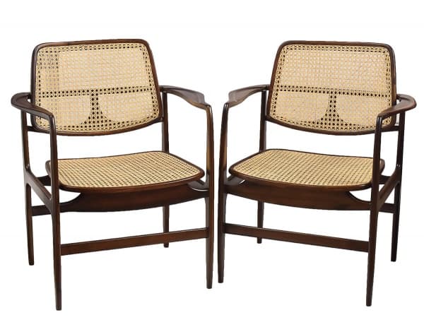 SERGIO RODRIGUES - Oscar. Par de cadeiras de braços com estrutura em jacarandá maciço com seções ovaladas diversas. Assento e encosto em palhinha natural e braços esculpidos com desenho anatômico. Medidas: 65 x 65 x 80 cm. — Sérgio Rodrigues