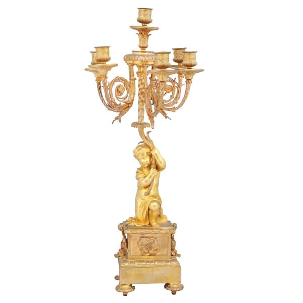 HENRI PICARD (1840-1890) - Belíssimo candelabro em bronze para 6 velas, com figura de menino criança sustentando arbusto, base quadrangular de 2 platôs com belo relevo de acantos e laçarotes com pingente em flor, braços fitomorfos em arabescos de fina fundição, pés em disco e pináculo, século XIX. Marcado no verso. Medidas: 65 (A) x 30 (L) cm — HENRI PICARD