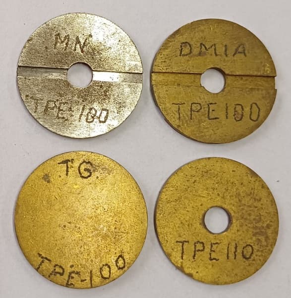 TOKENS - LOTE CONTENDO 4 FICHAS ANTIGAS " TESTE " TELEFONE, SENDO 3 EM BRONZE ALUMÍNIO E UMA EM FERRO / REF.: 24 e 25 mm MATERIAL ORIGINAL DE ÉPOCA, ESTIMATIVA R$ 120,00 — TOKENS
