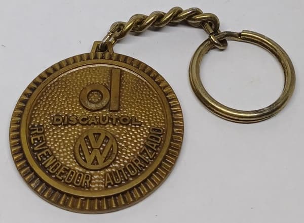 COLECIONISMO ( BRASIL ) ANTIGO CHAVEIRO EM BRONZE ( VOLKSWAGEN ) DISCAOUTOL / REVENDEDOR AUTORIZADO - HOMENAGEM AOS 70 ANOS DA IMIGRAÇÃO JAPONEZA 1908-1978 . — COLECIONISMO