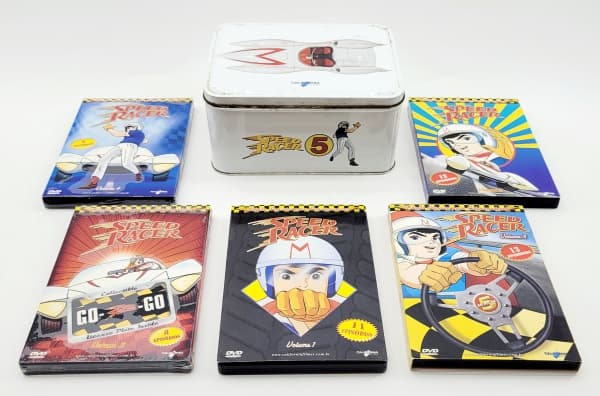 CALIFÓRNIA FILMES - SPEED RACER - Box de dvds contendo 5 volumes, desenho. Medida: 16 x 11cm. Lata apresenta algumas marcas e pequenas oxidações. — CALIFÓRNIA FILMES