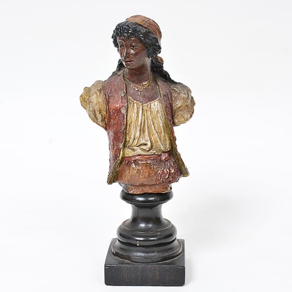 Friderich Siegfried Gold Schider. Antiga escultura de busto de camponesa policromada em resina. Peça assinada e numerada. Apresenta restauro no pescoço. Med. 23 x 12 cm — Friderich Siegfried Gold Schider