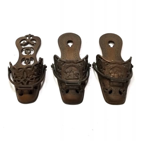 COLECIONISMO---INICIO SEC XX--ANTIGO E DECORATIVO TRIO DE SAPATAS EM BRONZE DOURADO, PARA DECORAÇÃO DE PEQUENAS FLOREIRAS DE PAREDE. --PEÇAS RICAMENTE CINZELADAS E DE ÉPOCA--- Med:20cm comp x 8cm larg e 19cm comp x 8cm larg.--PERFEITAS, SENDO QUE 2 DELAS,FORMAM PAR-- — COLECIONISMO