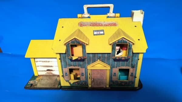 COLECIONISMO - PLAY FAMILY HOUSE - FISHER - PRICE TOYS. (Falhas na pintura, chaminé quebrada, desgastes do tempo. — COLECIONISMO