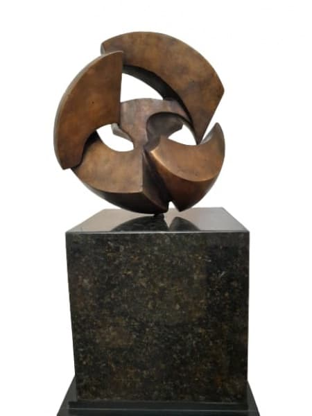 BRUNO GIORGI - Meteoro em bronze cinzelado sobre base de mármore. Assinado. Medida total: 65 cm: medidas da escultura: 34 x 34 x 25 cm: medidas da base: 30 x 30 x 30 cm. (Não possui certificado de autenticidade). — Bruno Giorgi