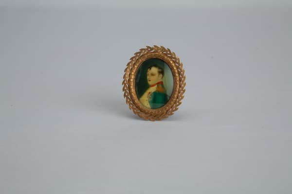 COLECIONISMO - Napoleão. Pintura europeia sobre papel em miniatura do início do século XX com moldura em metal dourado. Medidas: 7 x 6 cm. — COLECIONISMO