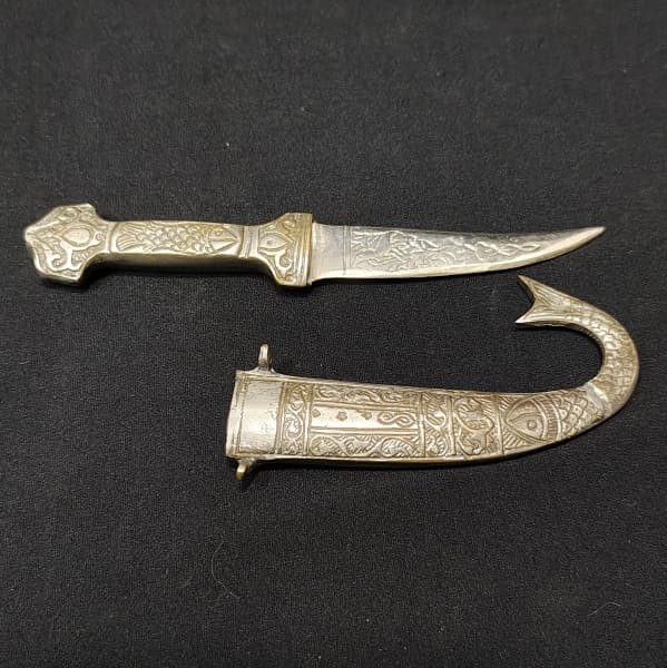 COLECIONISMO---ANTIGA ADAGA EM BRONZE DOURADO, POSSIVELMENTE ÁRABE,. RICAMENTE CINZELADA COM FIGURAS GEOMÉTRICA E PONTA EM CURVA ---- Med:20cm comp.--BELÍSSIMA PEÇA DE COLEÇÃO-- — COLECIONISMO