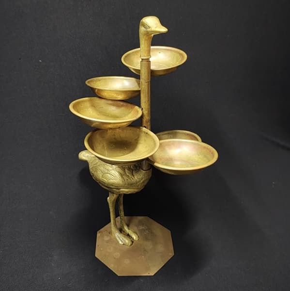 COLECIONISMO---SOFISTICADA E PESADA PETISQUEIRA DE MESA, APRESENTANDO SEIS(6) RECIPIENTES VINCULARES, EM BRONZE DOURADO, PRESOS A FIGURA DECORATIVA, NO FEIITO DE "PATO". --- Med:45cm alt.---INTERESSANTE E DIFERENTE PEÇA DE DECORAÇÃO E COLEÇÃO- — COLECIONISMO