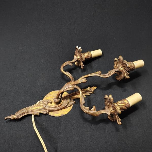 COLECIONISMO---ANTIGA LUMINÁRIA DE PAREDE EM MADEIRA, COM DETALHES EM BRONZE DOURADO, REVESTIDO POR FOLHA DE OURO, RECORTADOS EM ARABESCOS, PARA 3 TRES LUZES--- Med:48cm comp x 33cm larg. --- (Necessita moderna fiação). — COLECIONISMO