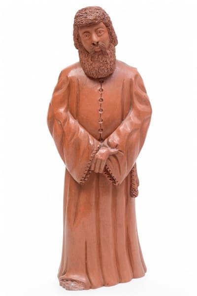 Bela escultura em barro assinada por Zequinha do Carmo, renomado artesão conhecido por suas representações detalhadas da arte sacra. A peça exibe delicado trabalho nas vestes, expressão facial e textura da barba, destacando a habilidade do artista. Altura: 24 cm. Item colecionável, ideal para apreciadores da arte popular brasileira e da escultura em terracota. — Zequinha
