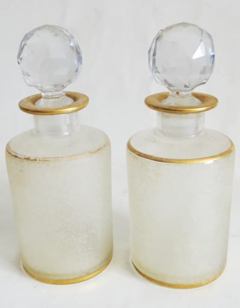 FARNCE - Par de GARARFAS FRANCESAS em Cristal Santiné com tampa em Cristal facetado Translucido. Detalhes e frisos em pintura á Ouro ( Leve perda em uma garrafa) - Dimensões: 17,5 c 5 cm - LINDAS — FARNCE