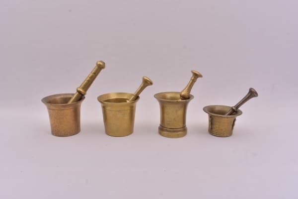 COLECIONISMO - Lote constando quatro antigos almofarizes com pistilos em bronze. Peças usadas para confecção de remédios em antigas farmácias do século XIX. Apenas um marcado na base. Medidas: 9 x 11 cm; 6 x 10 cm; 9 x 11 cm e 10 x 13 cm. — COLECIONISMO