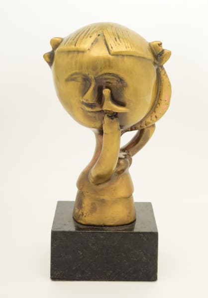 INOS CORRADIN (Vogogna, Itália 14 de novembro de 1929) - "Menina com pássaro". Escultura em bronze. Assinada. Base de mármore preto. Med. total, 19 x 8 x 6 cm (A x C x L). — Inos Corradin