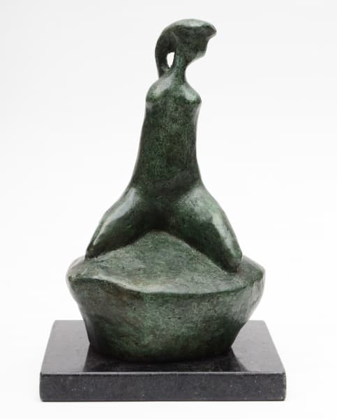 HECTOR CARIBÉ (1911-1997) Mulher sentada na pedra, escultura em bronze patinado e assinado. Med: 25 cm X 16 cm X 13 cm — HECTOR CARIBÉ