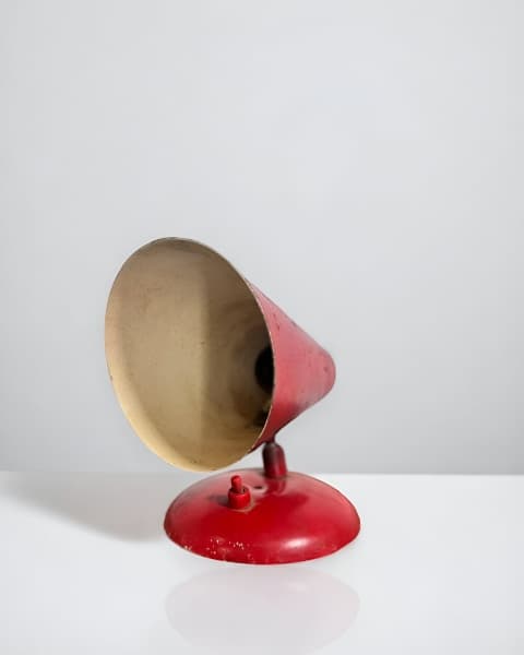 Arandela, anos 70 - Peça produzida em metal com desenho marcante e linhas limpas, típicas do design funcional da década. Medindo 18cm de altura, 17cm de comprimento e 12cm de diâmetro, apresenta formato compacto e elegante, ideal para ambientes que valorizam elementos vintage e industriais. Por se tratar de uma peça de época, pode conter avarias que realçam sua autenticidade e valor histórico. — ARANDELA