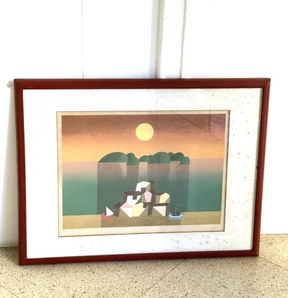 INOS CORRADIN - Serigrafia do artista Inos Corradin retratando paisagem de litoral com casario medindo 65cm de altura e 85cm de largura. Possui marcas do tempo. — Inos Corradin