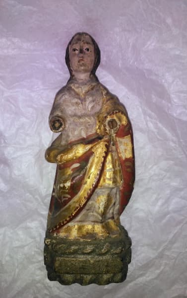 ARTE SACRA -PACATUBA,SERRA DA ARTANHA/CE .IMAGINÁRIA - PEQUENA IMAGEM DE SANTA EM MADEIRA POLICROMADA . APRESENTA PERDAS , FALTAS E MARCAS DO TEMPO . MEDINDO : 16 CM DE ALTURA — Arte Sacra