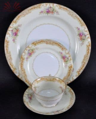 Parte de um serviço de porcelana japonesa nas cores amarelo e branco — Não identificado