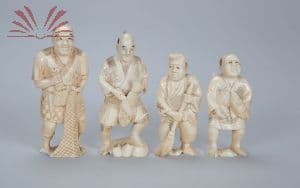 Conjunto de quatro esculturas de marfim oriental — Não identificado