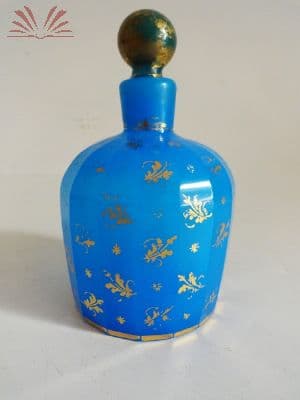 PERFUMEIRO EXECUTADO EM OPALINA AZUL — Não identificado