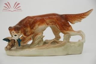 Escultura em porcelana esmaltada representando cão da raça seter — Não identificado