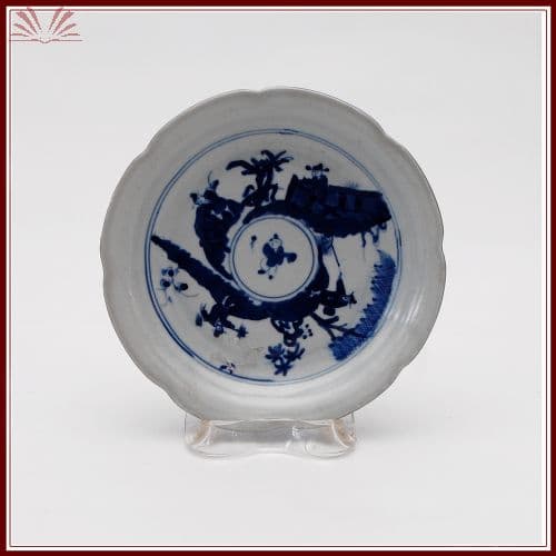 Pequeno prato de porcelana oriental azul e branca — Não identificado