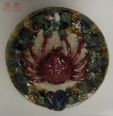 GRANDE MEDALHÃO DE PORCELANA — Não identificado