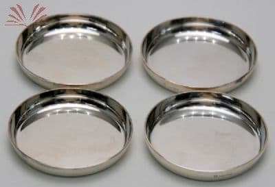 Lote com quatro porta copos em metal — Não identificado