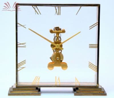 Relógio de mesa com caixa em bronze de formato quadrado liso — Não identificado
