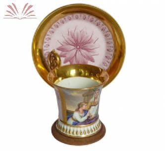 Xícara com pires em porcelana de fundo púrpura — Não identificado