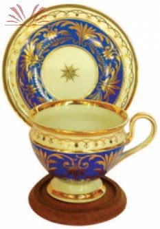 Xícara para chá com pires, sobre piédouche em porcelana — Não identificado, 1870