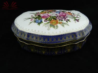 Caixa oval em porcelana azul cobalto — Não identificado