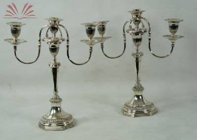 Par de candelabros de prata de le — Não identificado