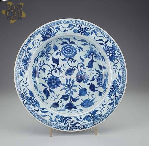 Grande e rara travessa funda de porcelana circular — Não identificado