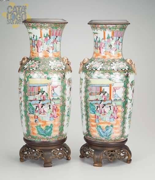 Par de vasos de porcelana policromada e dourada — Não identificado