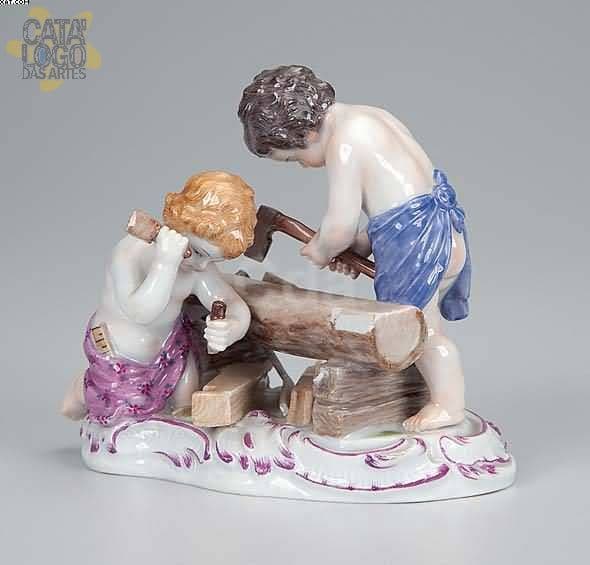 Meninos lenhadores. Estatueta de porcelana policromada e dourada — Não identificado