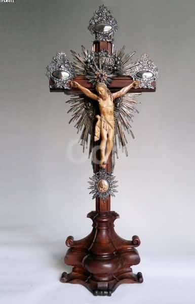 Crucifixo de madeira — Não identificado
