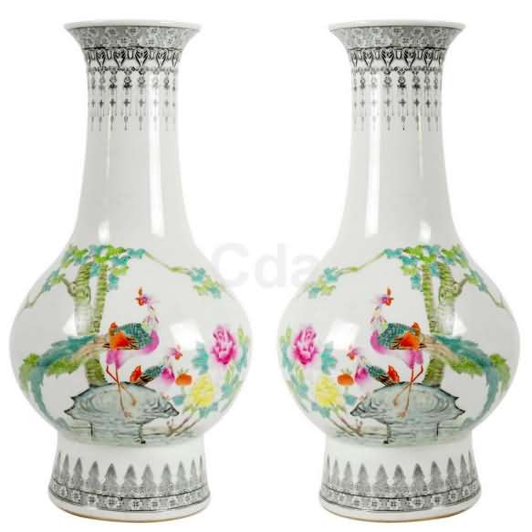 Par de vasos de porcelana policromada — Não identificado