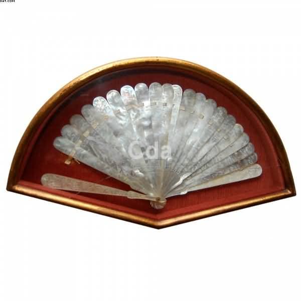 Antigo leque em madrepérola — Não identificado