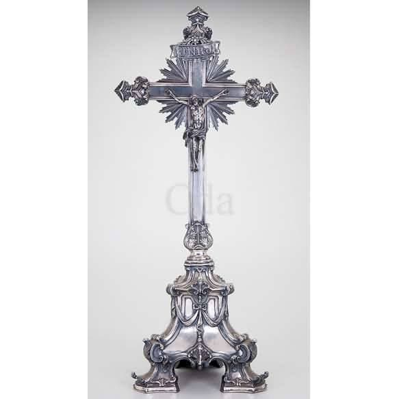 Cruz com Cristo crucificado sobre base pedestal — Não identificado