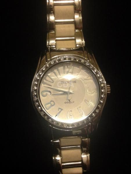 Relógio Technos golf feminino caixa e pulseira em aço sendo a caixa circulada com pedras. — Não identificado