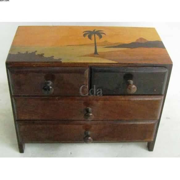 Porta jóias na forma de mini comodacômoda — Não identificado