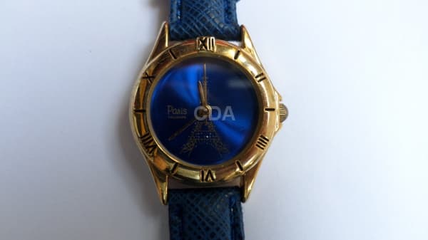 RELÓGIO - Relógio de pulso, francês, original, caixa dourada em metal, e pulseira em couro. Mostrad — Não identificado