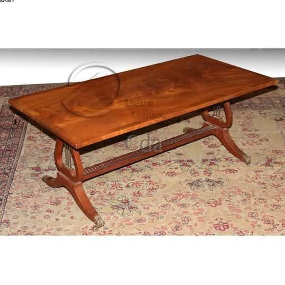 Mesa de centro de madeira clara — Não identificado