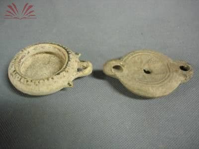 Duas peças: Recipiente para óleo, séc. VII/VIII a.C.- Lamparina, séc. II a.C. — Não identificado