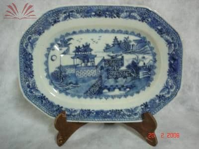 Travessa de porcelana Companhia das Índias - Período Qianlong - Séc. XVIII — Não identificado