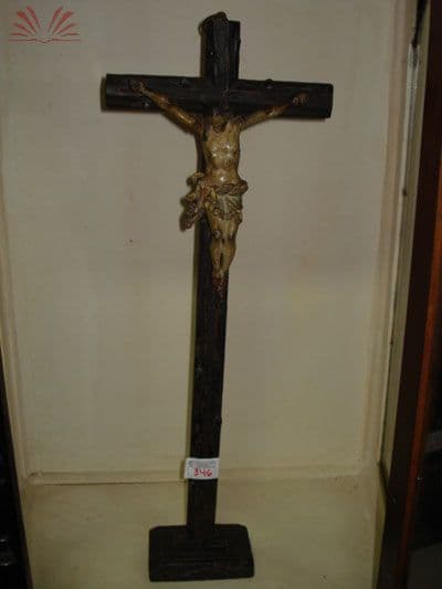 Crucifixo com figura de Cristo entalhada — Não identificado
