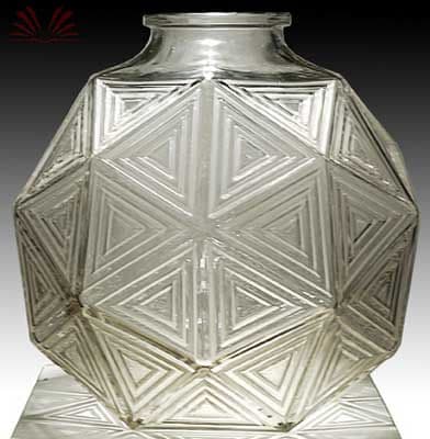 LALIQUE - vaso globular em cristal lavrado e facetado com triângulos — Não identificado